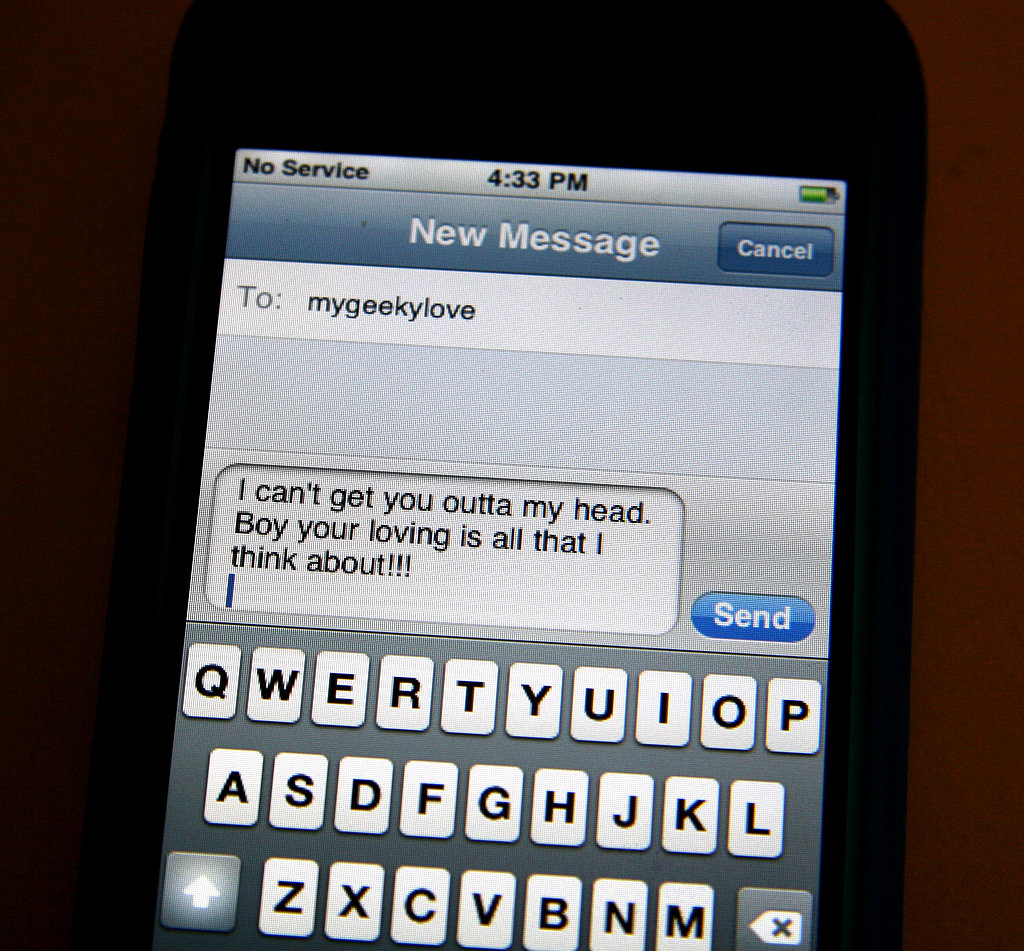 Bagaimana Cara PDKT Lewat Pesan Teks SMS Atau Chatting Kelas Cinta